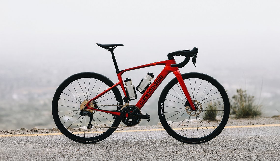 Auch eine günstige Version mit mechanischer Shimano 105 Gruppe ist im Angebot.
