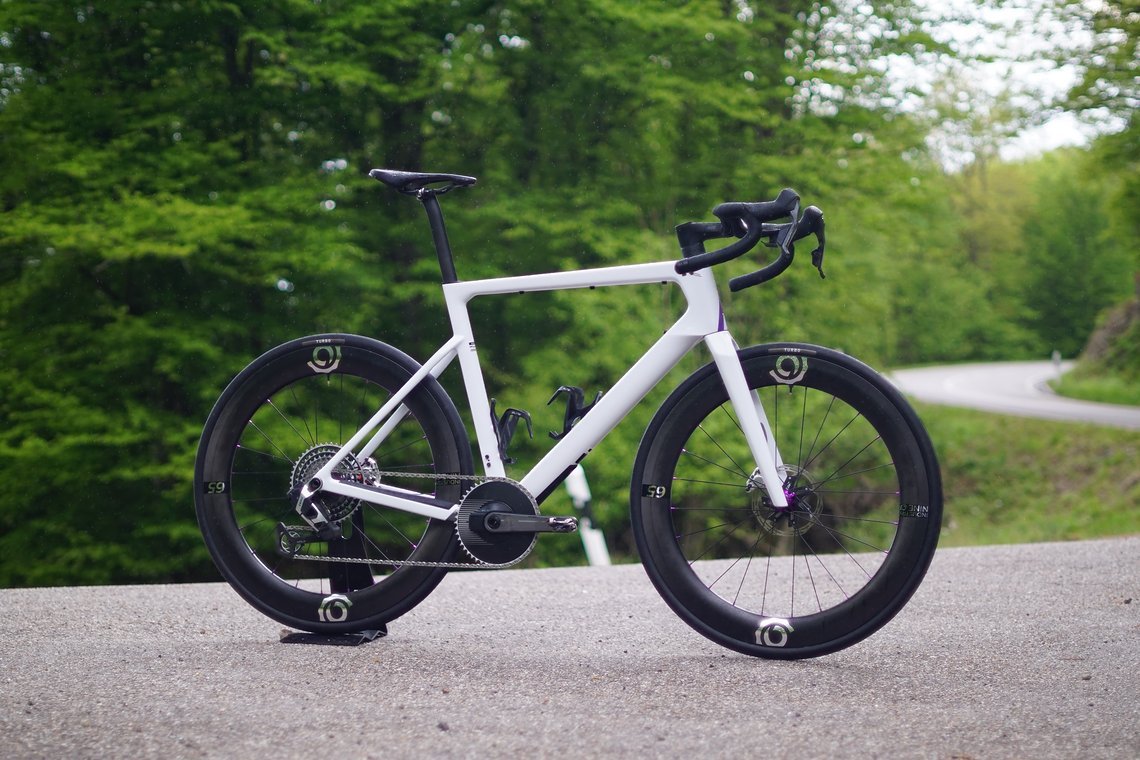 Mit dem Straßen-Setup, bestehend aus 48er Kettenblatt, 65mm hohen Aerolaufrädern und Straßenreifen soll es nun an den Start gehen.