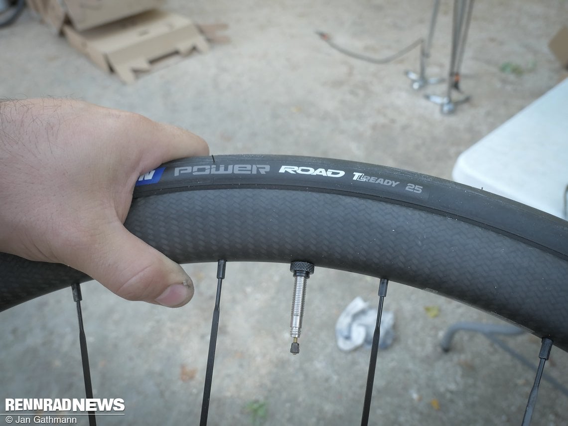 Wir sahen den Michelin Mechanikern bei Wechsel der Bereifung auf Tubeless Ready von über 20 Laufrädern verschiedener Hersteller zu.