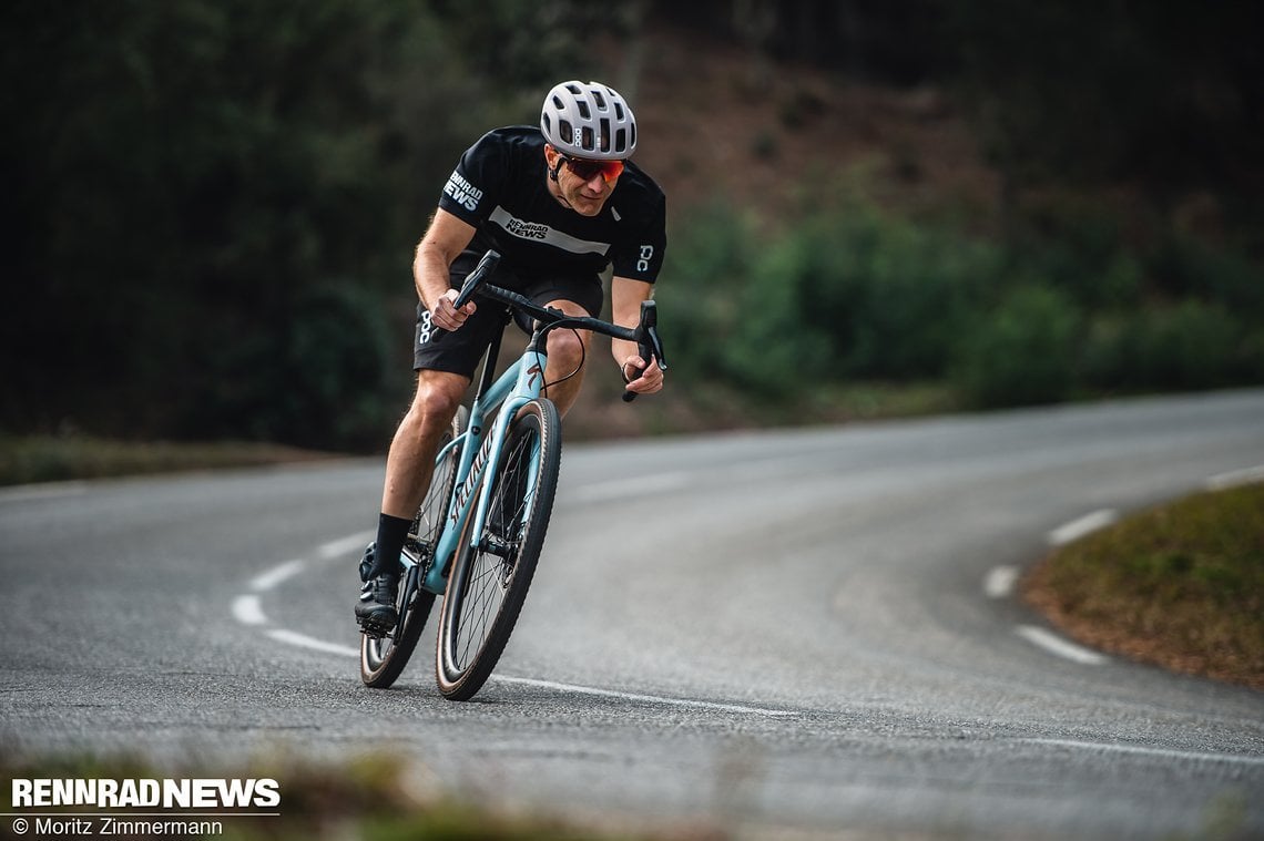 Auf der Straße fährt sich das Specialized Diverge Expert Carbon fast wie ein Race-Rennrad