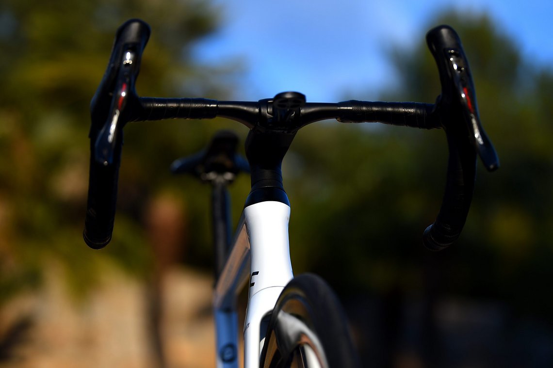 Aero Cockpit von BMC mit integrierten Leitungen