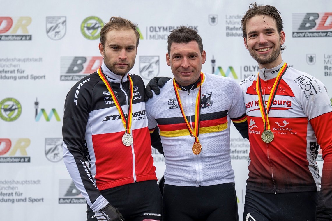 Das Podium mit dem Ersten Sascha Weber (Mitte), Marcel Meisen auf Platz Zwei (links) und dem Dritten, Michael Gaßner.