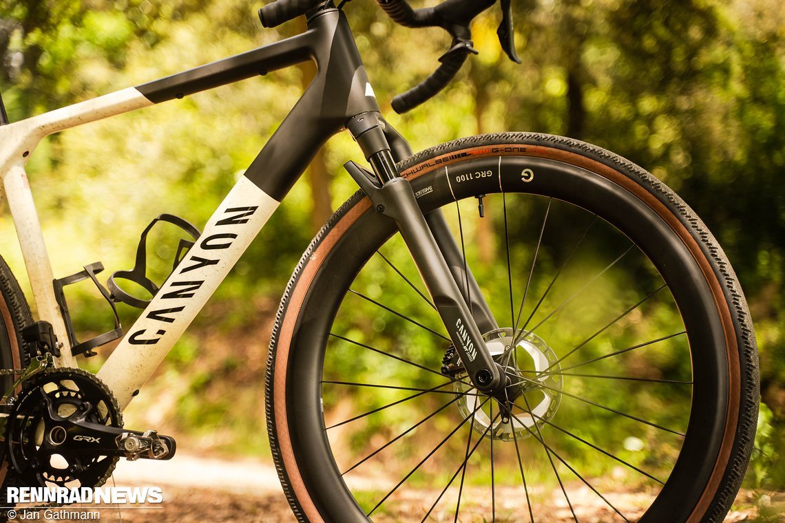 Das Design der Gabel soll die Federtechnik möglichst unauffällig ans Gravel Bike bringen.