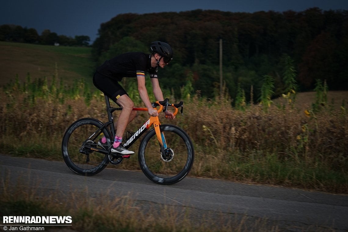 Die Sitzhaltung auf dem Merida Reacto Team E ist wie erwartbar aerodynamisch tief