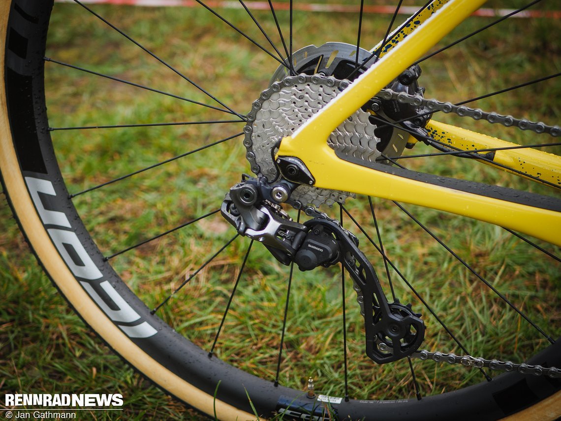 Ein gedämpftes GRX Di2-Schaltwerk ist mit Ultegra Shiftern kombiniert.