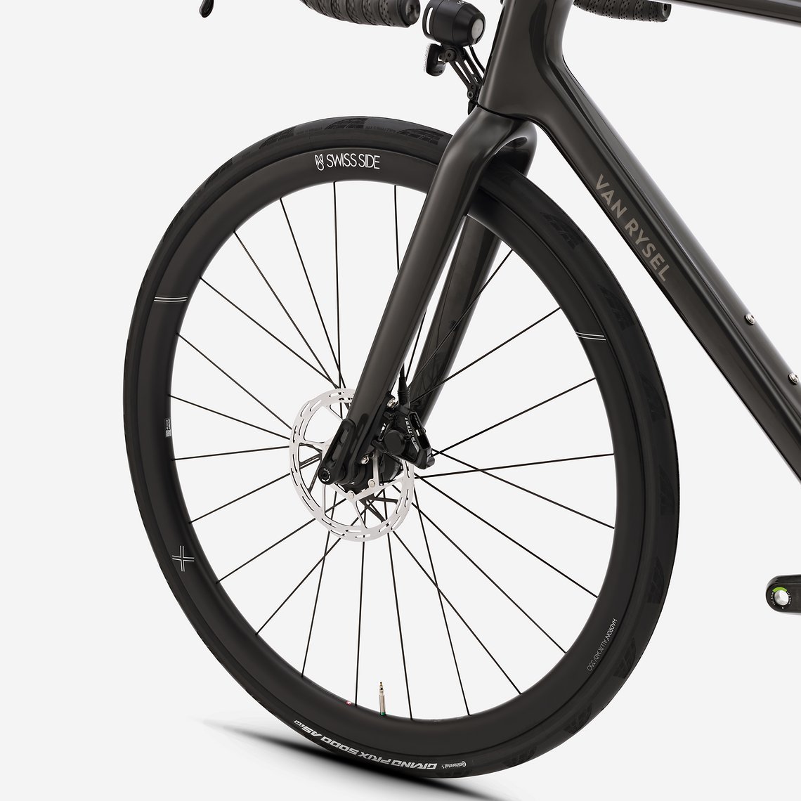 Die EDR CF Ultra LTD Version ist außerdem mit einem Nabenddynamo für integrierte Beleuchtung und einem UDB-Ladeanschluss ausgestattet