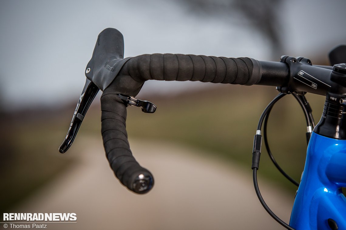 Der Hebel zum Absenken der Dropper-Post sitzt günstig neben dem Double-Tap-Schaltbremshebel