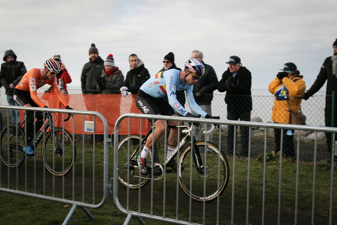 Seltenes Bild diese Saison: Van Aert vor van der Poel