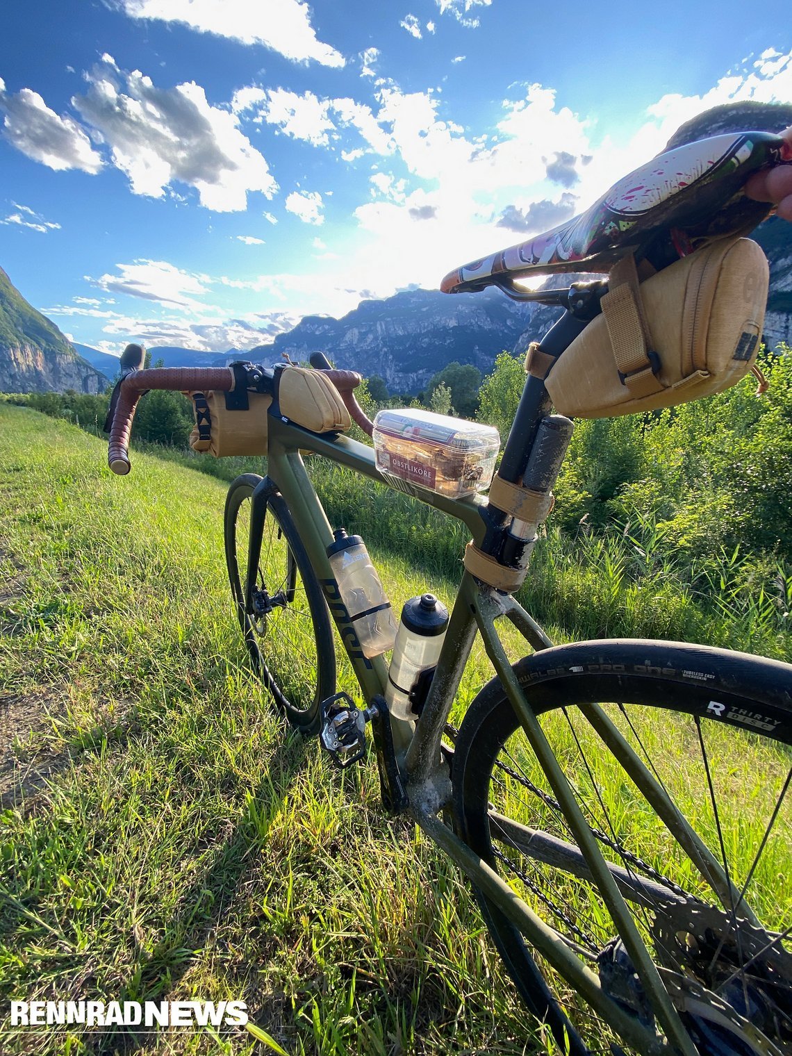 Zugegeben: 30 mm Reifen im Gravelbike sehen komisch aus