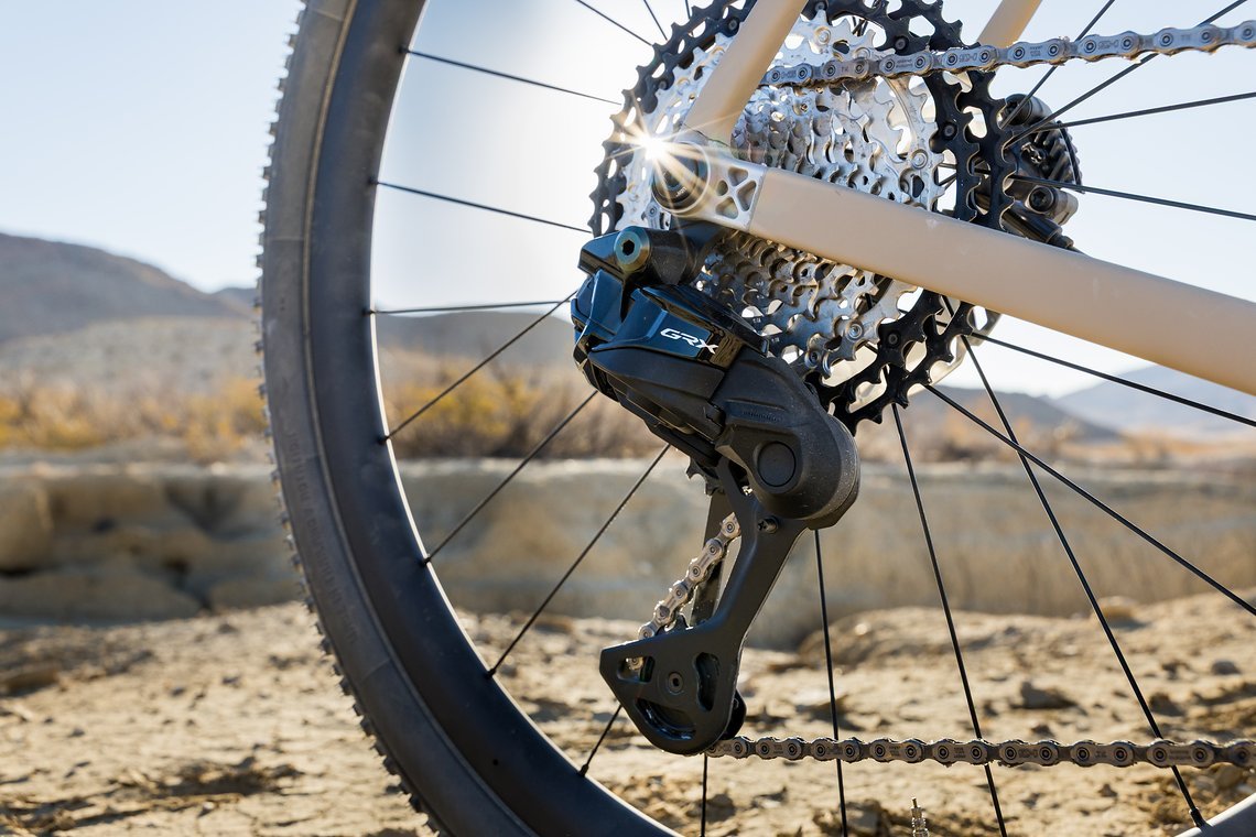 Das kabellose Schaltwerk basiert auf dem ebenfalls neu vorgestellten MTB-Schaltwerk und setzt ebenfalls auf die Dual Spring Chain Stabilizing Technologie, um die Kette straff gespannt zu halten.