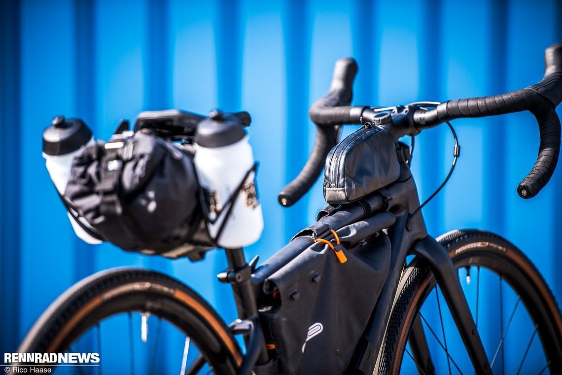 Das Bikepacking Set-up macht sich am Rad schlank.