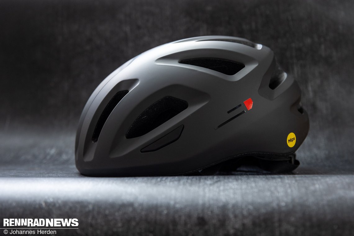 Wer keine Unsummen für einen Rennrad-Helm ausgeben möchte und auf der Suche nach einem Modell mit Fokus auf Sicherheit und Nachhaltigkeit ist, könnte mit dem Bollé Spero MIPS glücklich werden