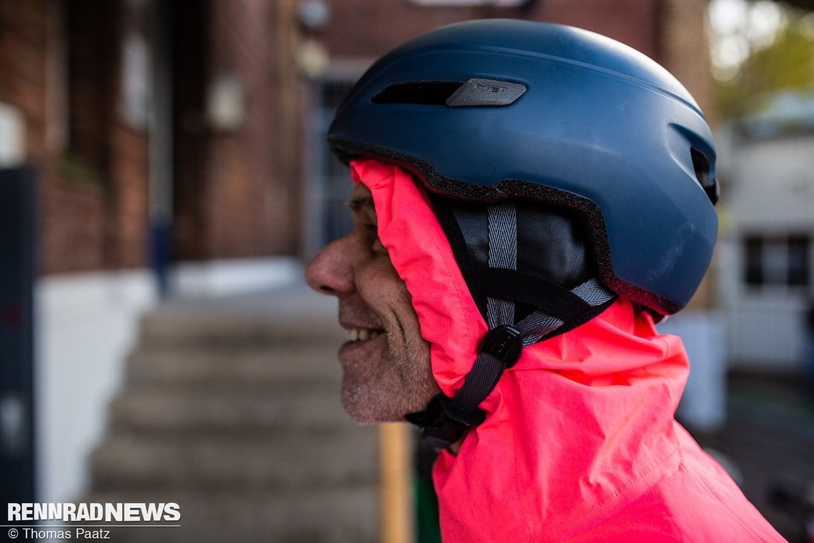 Notfalls tut es im Alltag auch die Kapuze der Regenjacke unter dem Helm