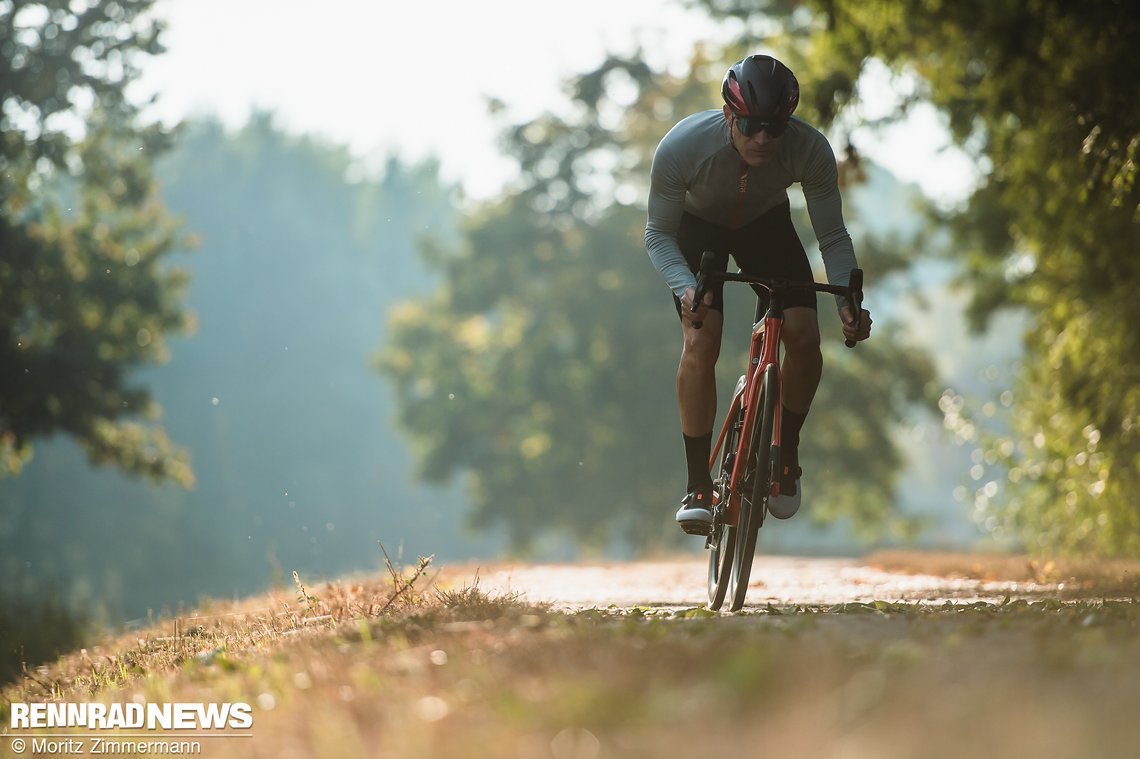 Im Antritt wirkt die BMC Timemachine Road zunächst nicht ganz so spritzig wie andere Aero-Rennräder im Test.