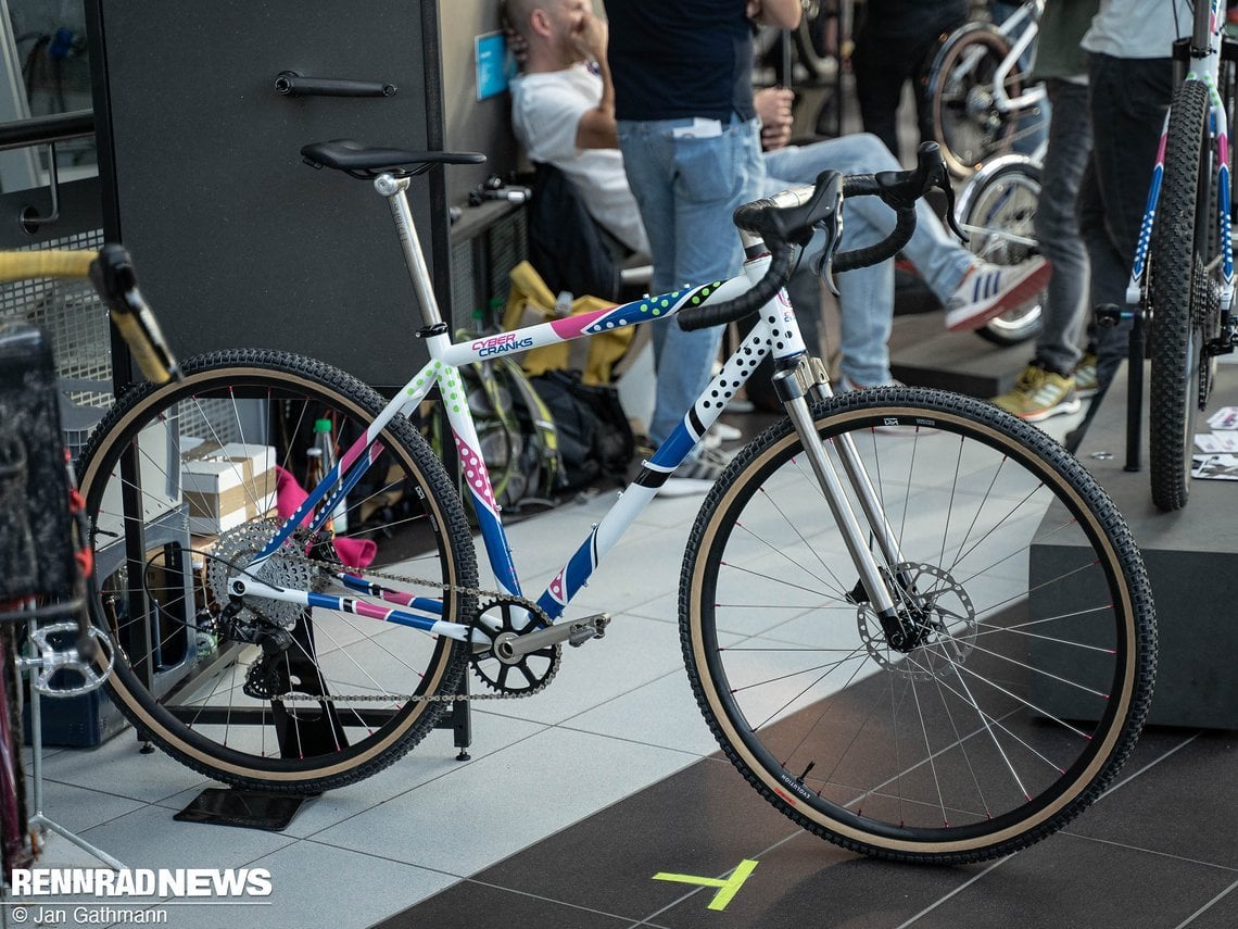 Dieses Gravel Bike ist ein Teileträger von Cyber Cycles