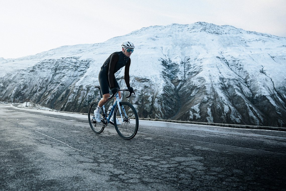 DTSwiss ARC 1100 38 CS The Lightest Way Up Action 0001 1920px