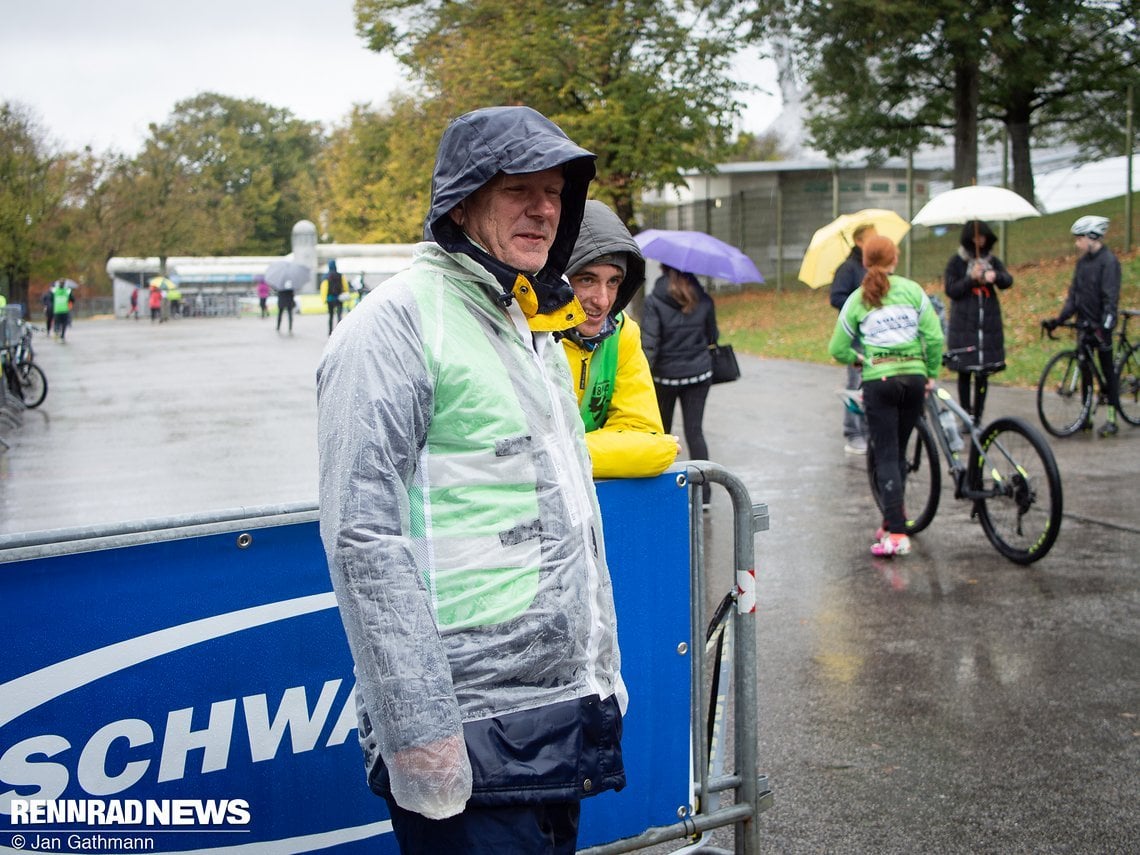 Die Helfer waren für den Regen gerüstet