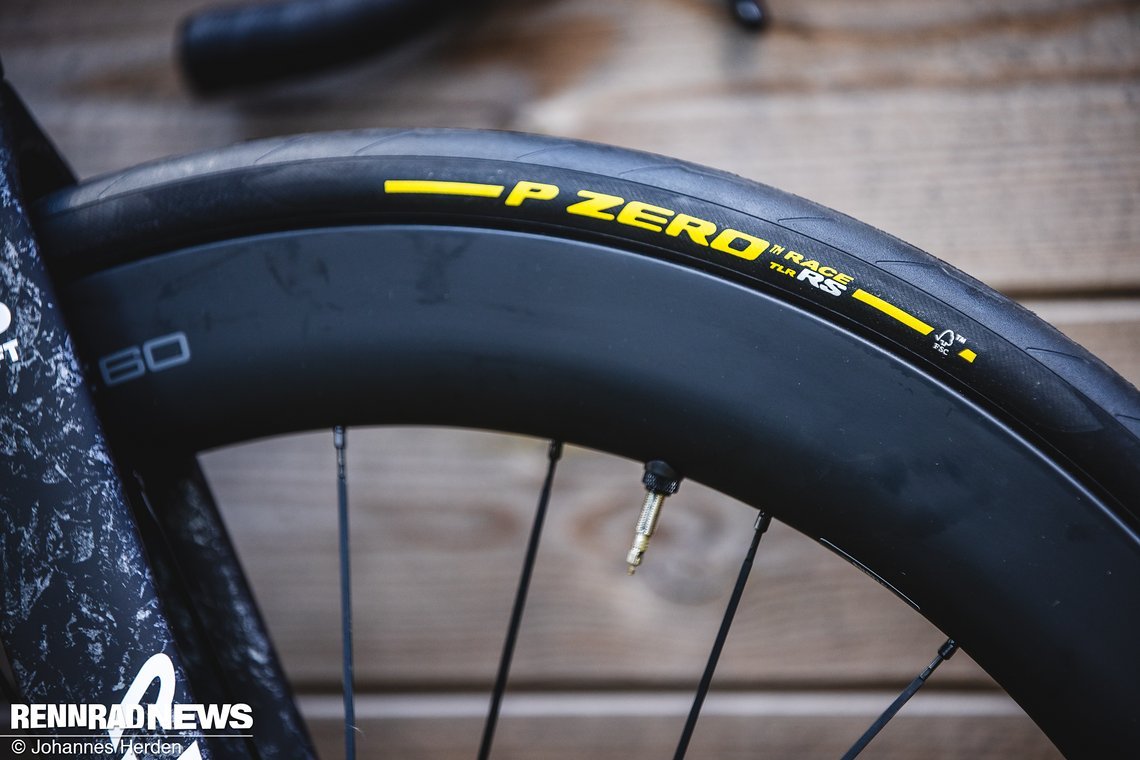 Der Pirelli PZero Race TLR RS sitzt auf Dura Ace C60-Laufrädern.