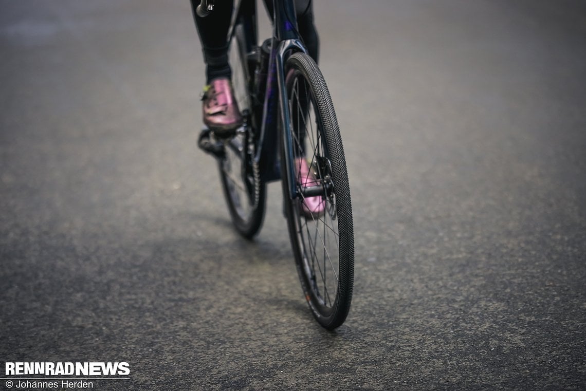 Auf der Straße spürt man fast keinen Unterschied zu einem „normalen“ Endurance-Rennrad.