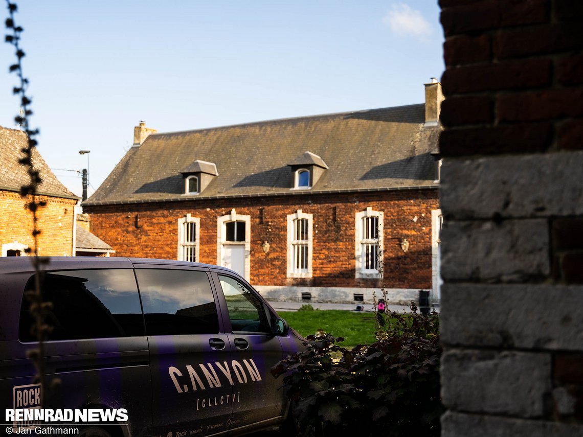 Das Canyon CLLCTV hat in einem Bauernhof bei Leuven sein „Zelt aufgeschlagen“.