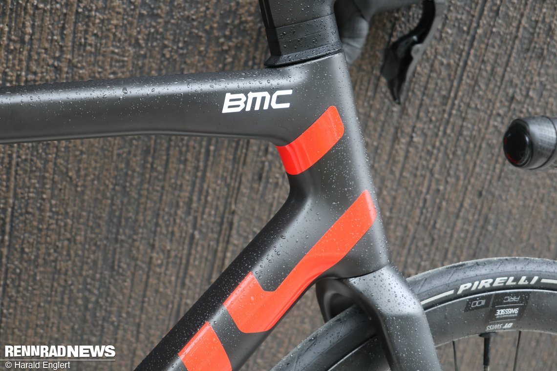 Ein neues Logo ziert den Rahmen der neuen Teammachine SLR 01.