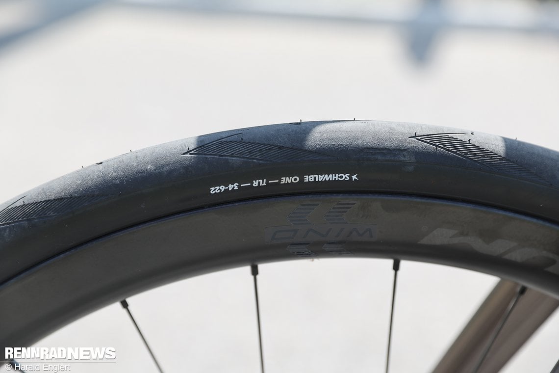 Serienmäßig sind an allen neuen Scott Addict 34 mm breite Reifen verbaut