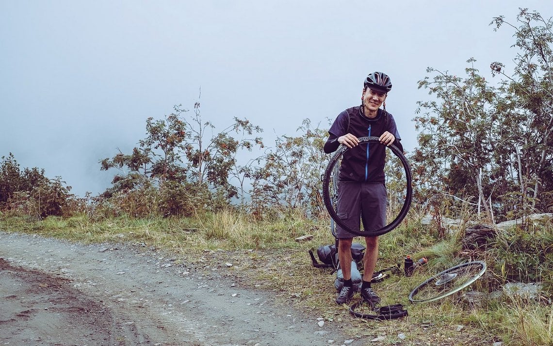 Der erste Platten des schweizer Fahrers im Anstieg vom Colle del Colombardo