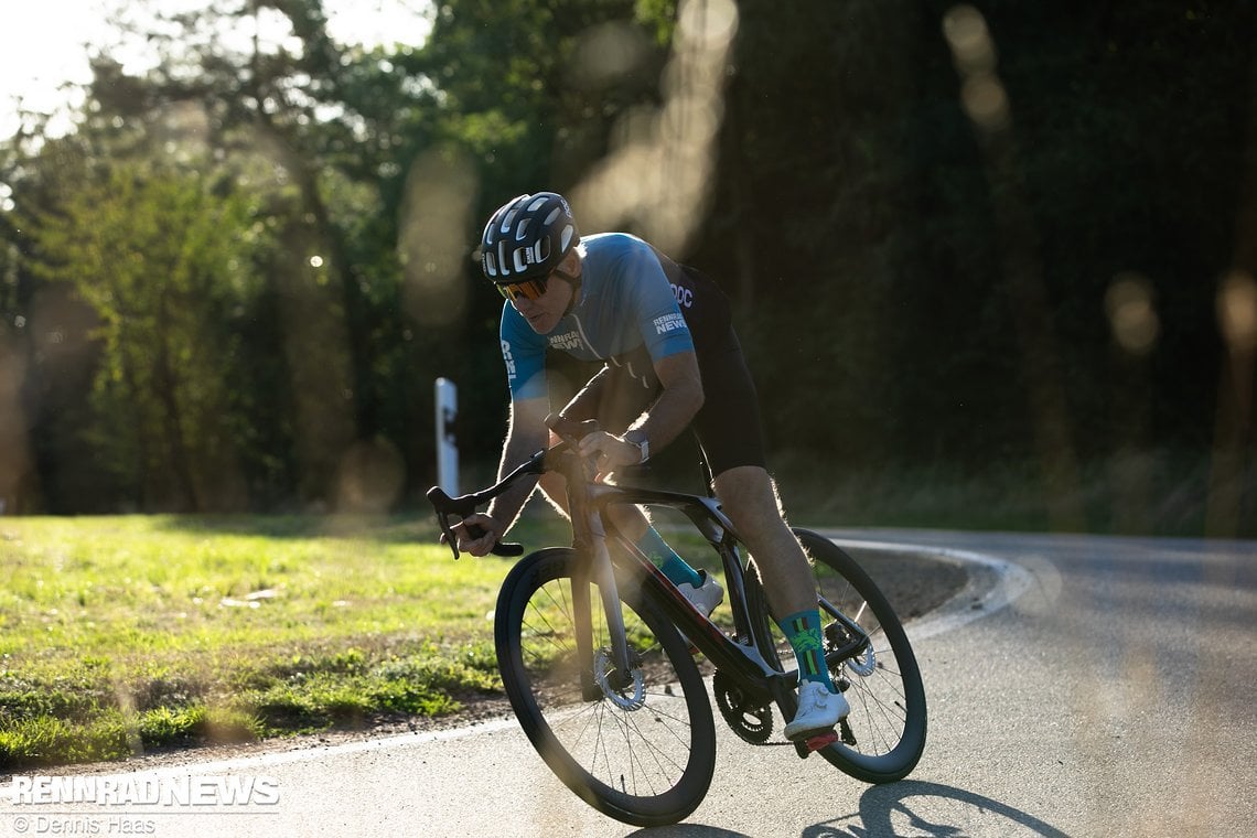 Die Sitzposition auf dem Trek Madone SL ist natürgemäß sehr sportlich