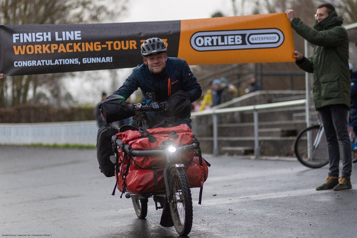 Auf der Radrennbahn in Göttingen kam Gunnar nach 12.000 km am 20.12. auf seinem Lastenrad wieder an.