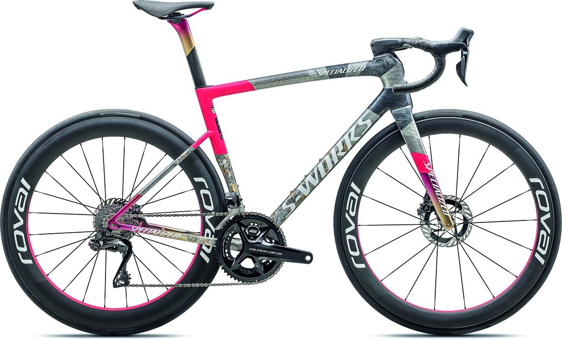 Mit dem S-Works Tarmac SL8 Forward 50 LTD stellt Specialized sein Jubliäumsmodell vor – und lässt sich Sonderlackierung, Limitierung und natürlich die gehobene Ausstattung entsprechend bezahlen. 16.500 € werden hier fällig.