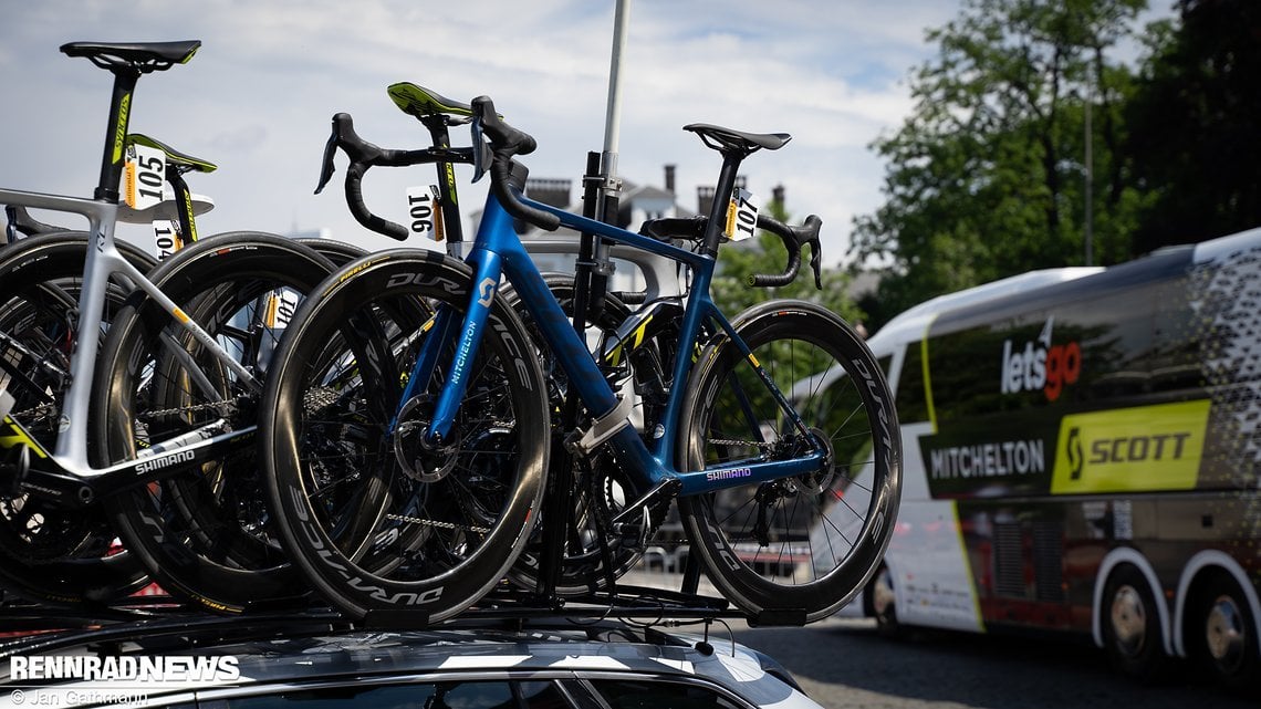 Mitchelton-Scott hat auch noch eine blaue Variante des Bikes...