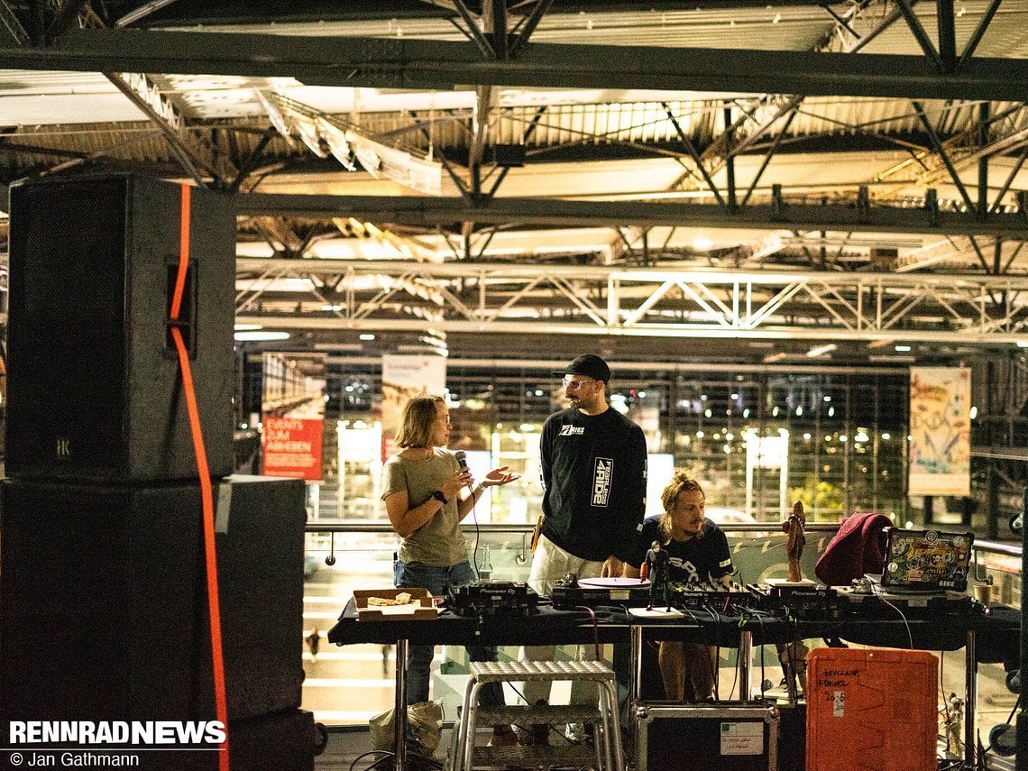 Von einer internationalen Jury und aus der Hand von Organisator, DJ und Bikeliebhaber Petor Georgallou...