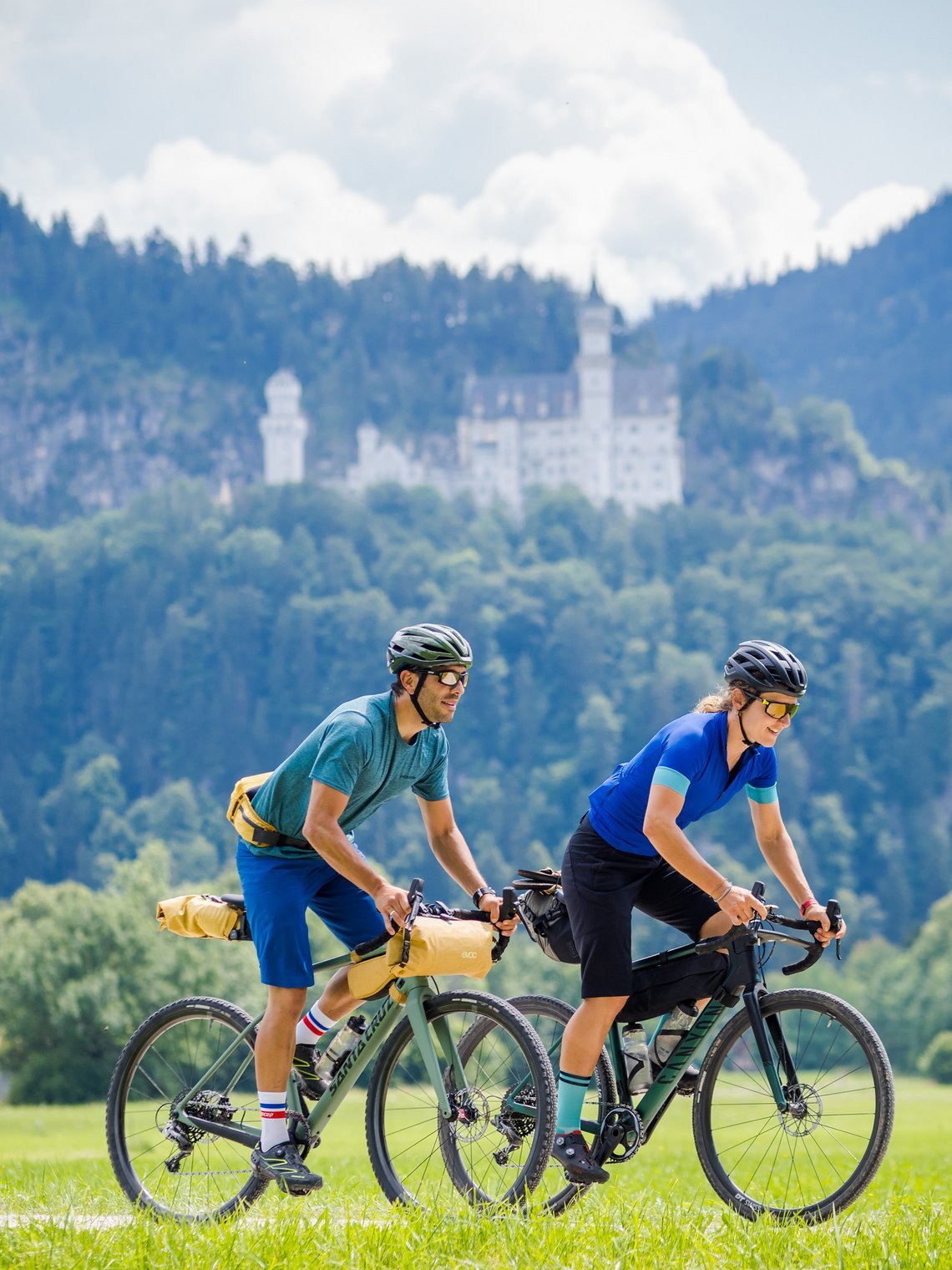 Es geht auf eine märchenschlosshafte Fahrradtour.