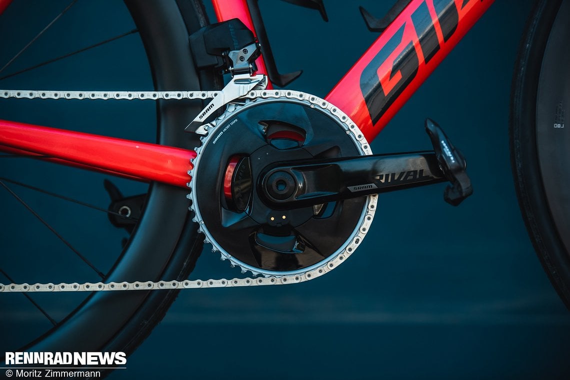 Dem nächst günstigeren Modell – ebenfalls mit SRAM Rival AXS – hat es den Giant Powermeter voraus