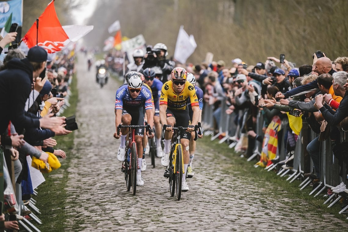 Taktisch geschickt hatten sich Van Aert und Van der Poel bereits weit vor dem berüchtigten Wald von Arenberg abgesetzt.