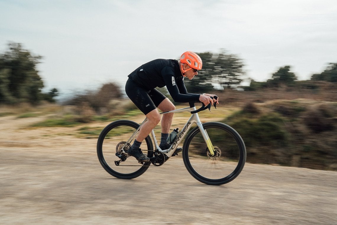 Die Sitzposition fällt nach E-Gravel Bike-Maßstäben sportlich aus.