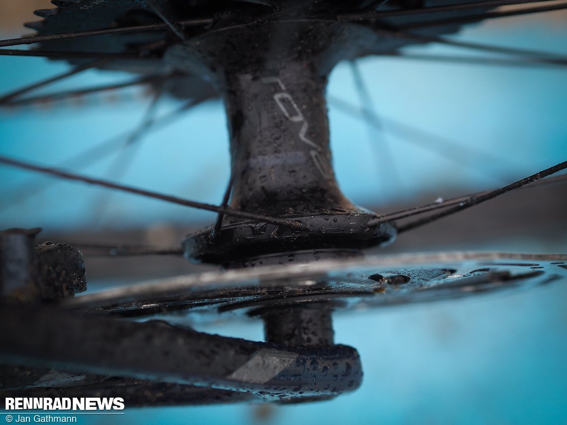 Trotz geringer Speichenzahl wirkten  die Roval Carbonlaufräder seitensteif