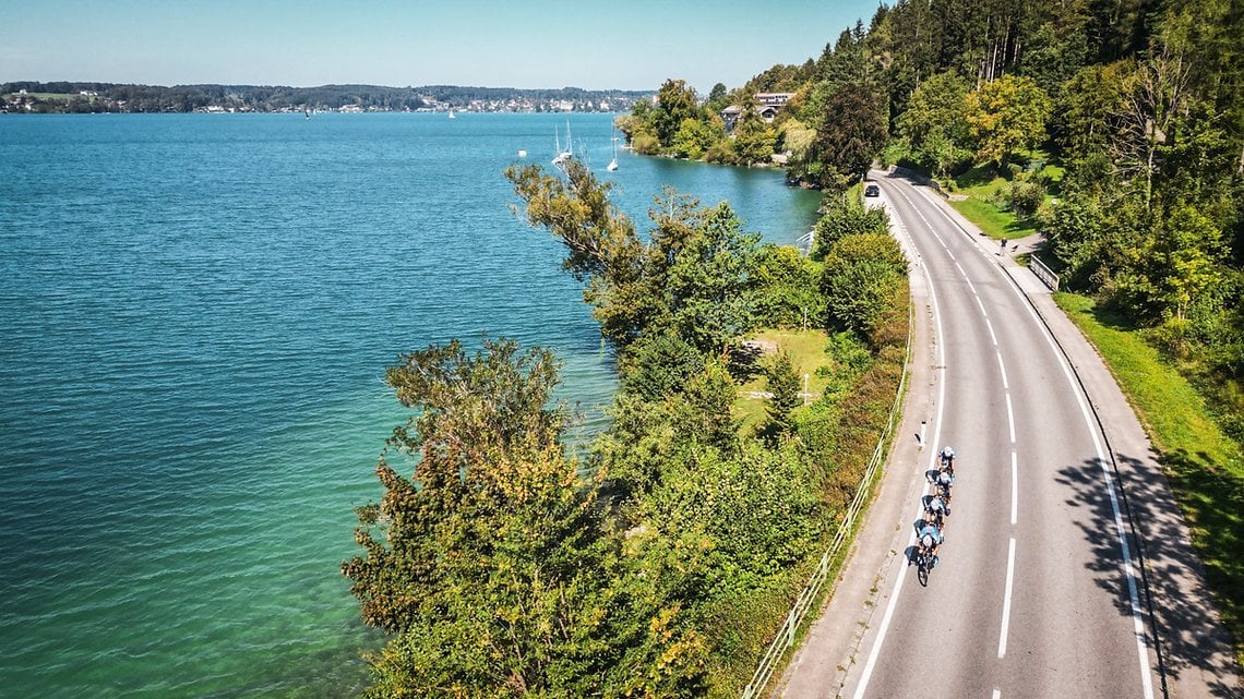 Die Strecke führt sehr häufig direkt am blaugrünen Wasser des Attersees entlang.