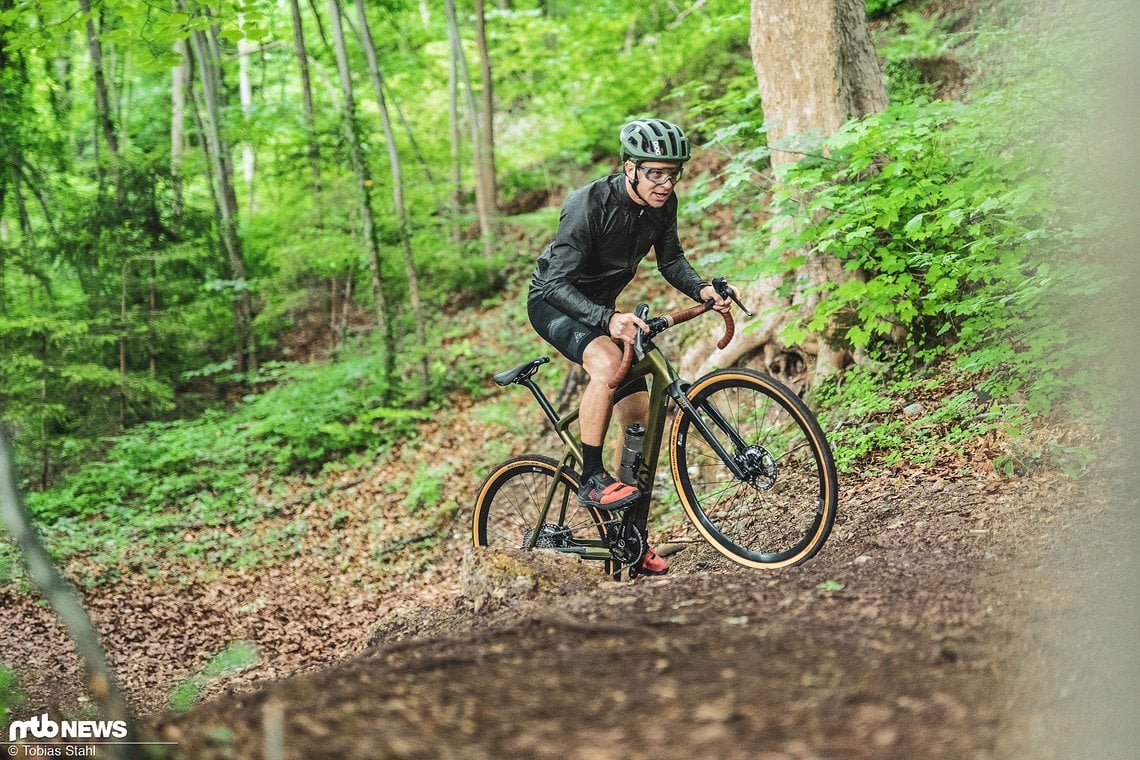 Die Front steigt spät, die G-One-Reifen bieten guten Grip