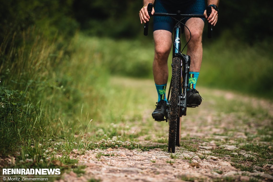 Die Gravelfederung am Topstone Carbon Lefty nimmt auch solchem Pflaster die Spitzen