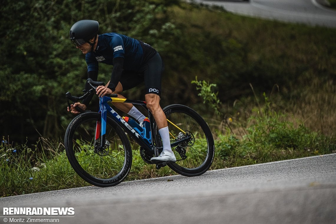 Das Trek Madone SLR lässt sich spielerisch einlenken und bietet in der Kurve viel Stabilität.