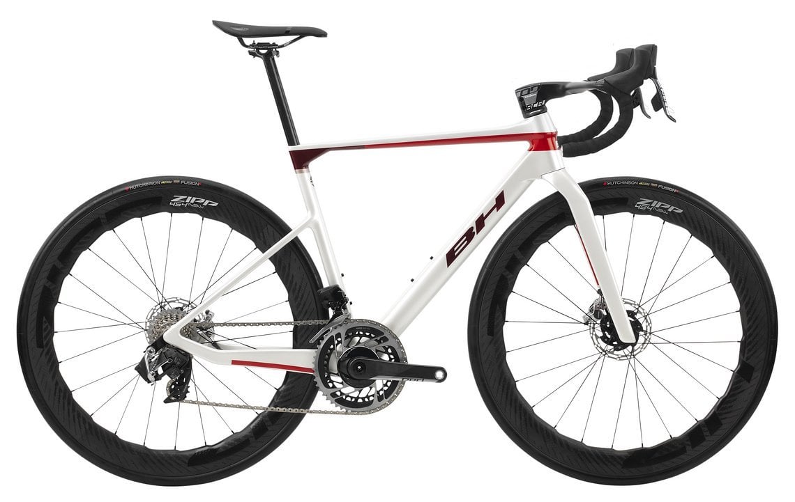 Das BH Ultralight 9.5 kommt mit SRAM Red eTap AXS Gruppe und Zipp 454 NSW Aero-Laufrädern für 12.999,90 €.