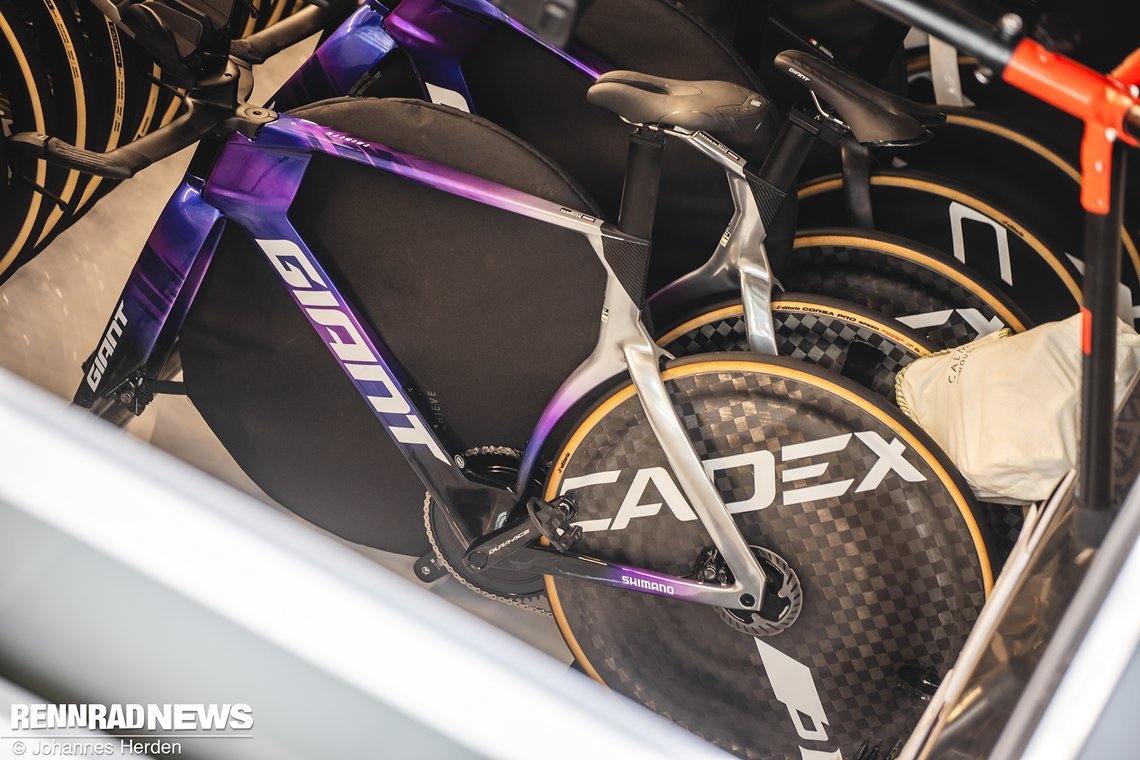 Das noch recht junge Giant Zeitfahrrad im Team Truck.