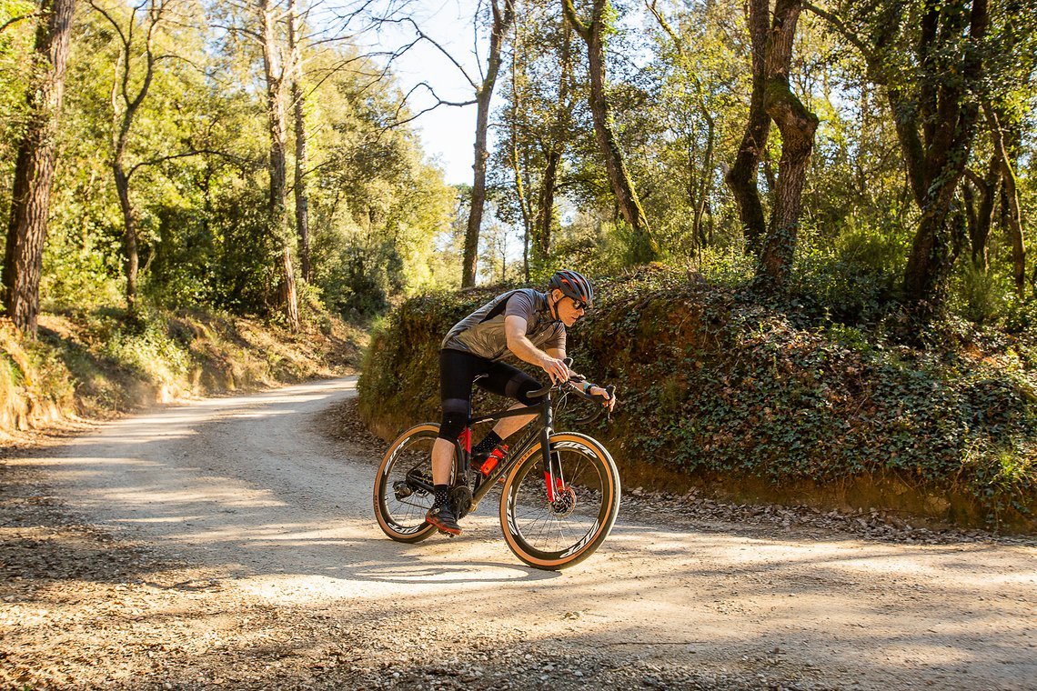 Am Gravelbike verhinderte die Schaltwerksdämpfung Kettenschlagen gut