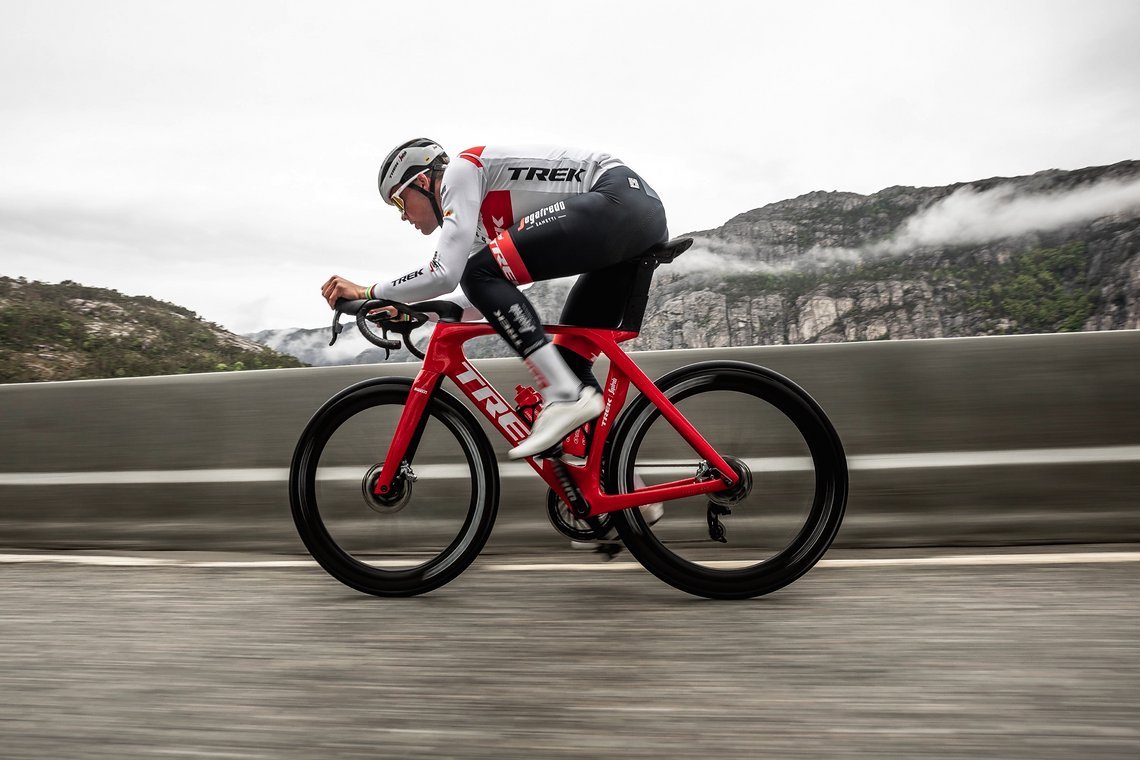 Mit den Profis – hier Mads Pedersen – tauchte das neue Trek Madone SLR bereits bei Rennen auf