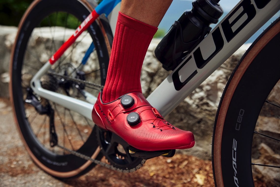 Den Herren Rennrad-Schuh gibt es neben Schwarz und Blau auch in Rot und Weiß.