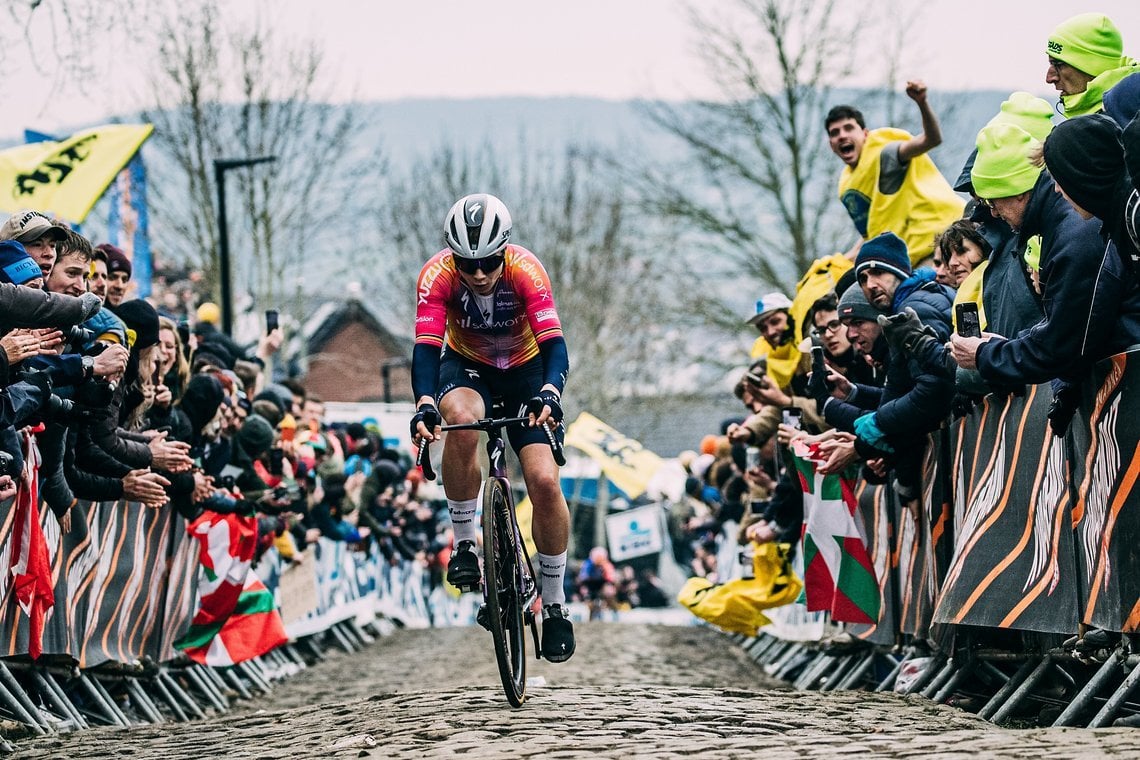 Am Oude Kwaremont, einem Anstieg mit bis zu 12 % Steigung und Kopfsteinplaster setzte sich Kopecky ab.