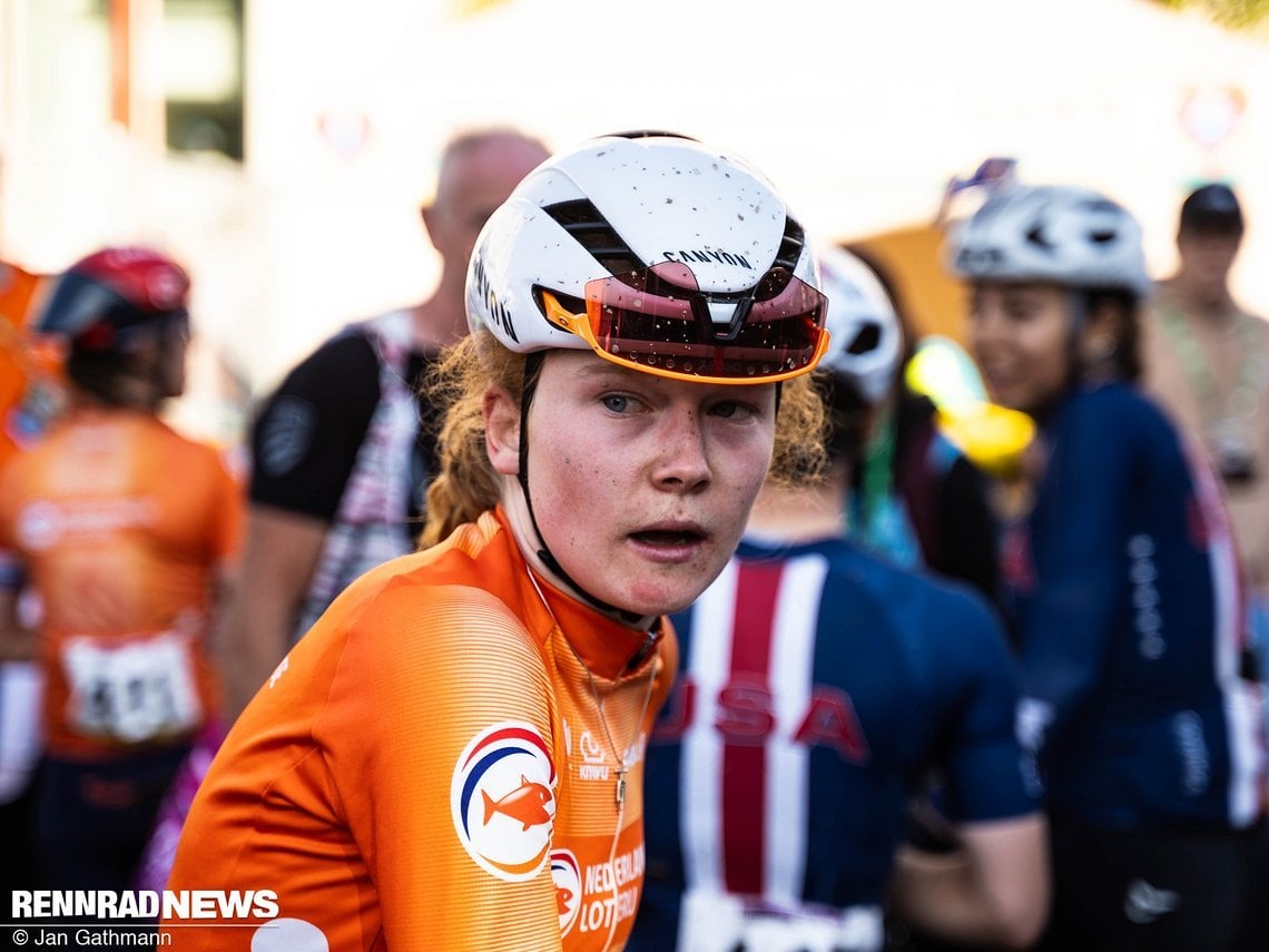 Puck Pieterse fuhr auf Platz 4 bei der Gravel WM 2024 und gewann aus der Verfolgergruppe, vor Romy Kasper aus Deutschland.