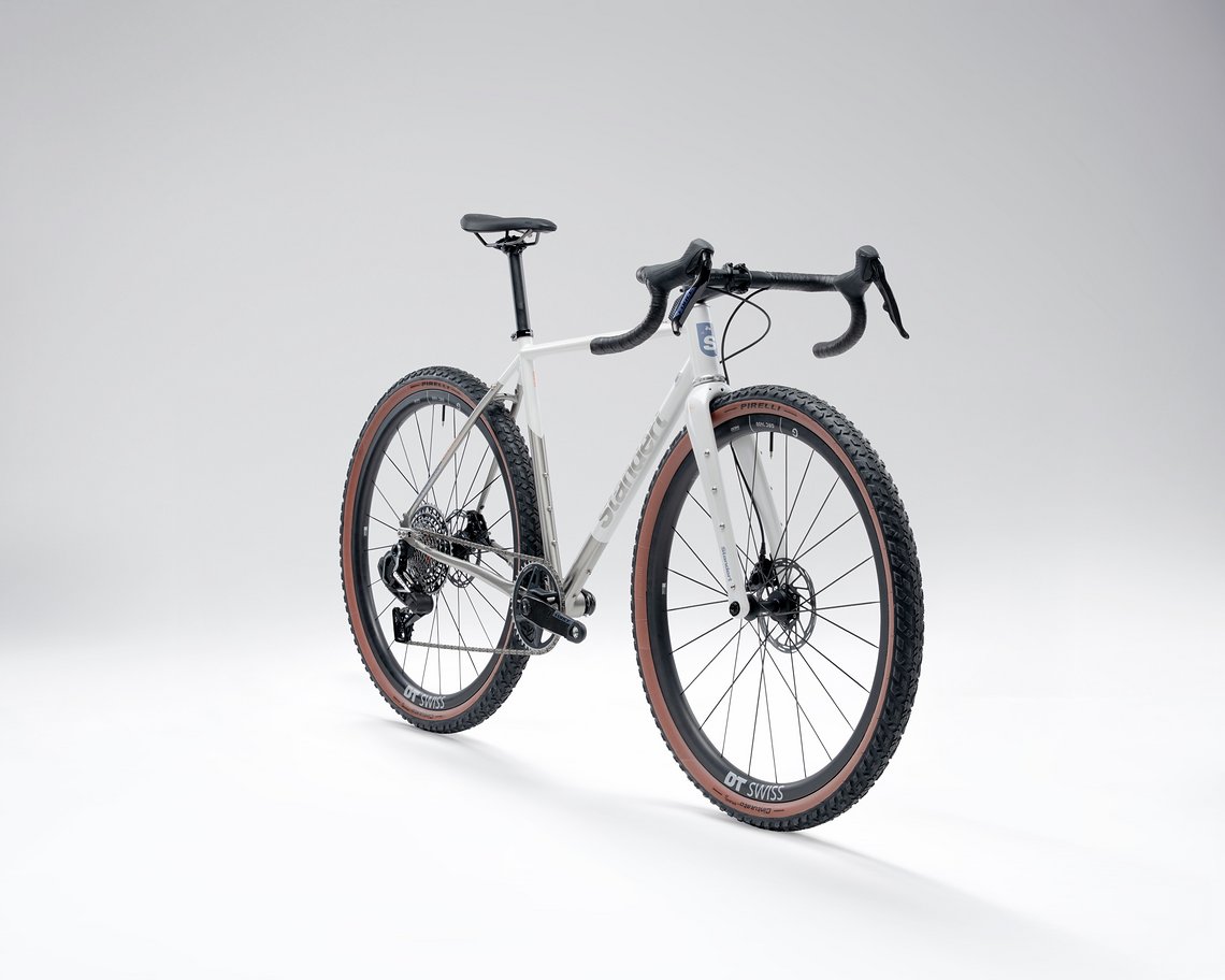 Die Berliner Boutique-Marke Standert verpasst dem Edelstahl-Gravelbike ein Update. Die Berliner Boutique-Marke Standert verpasst dem Edelstahl-Gravelbike ein Update.