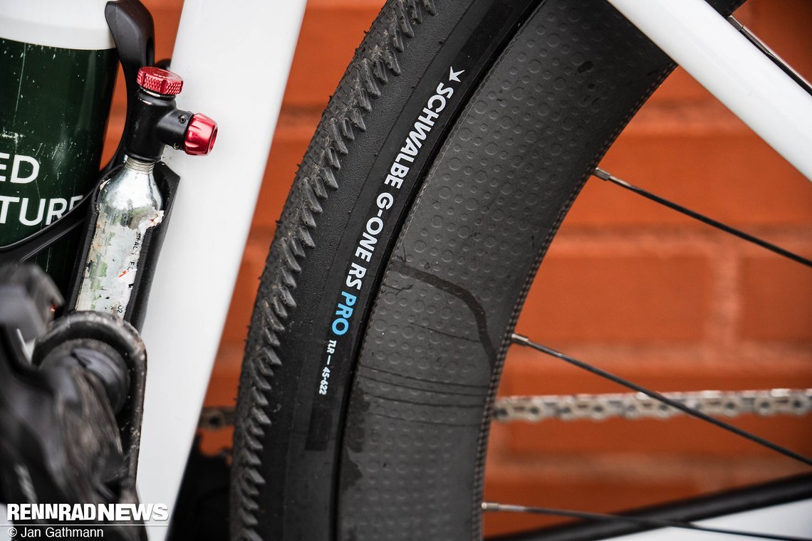 Hinten kommt mit dem Schwalbe G-One RS ein Semi-Slick zum Einsatz…